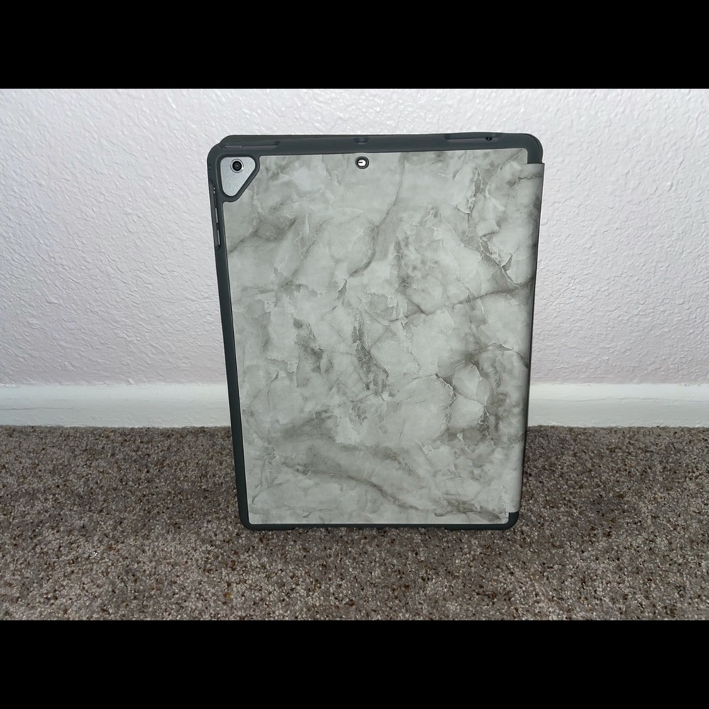 Selling Both 2 IPad 1 gens - Picture 3 of 7